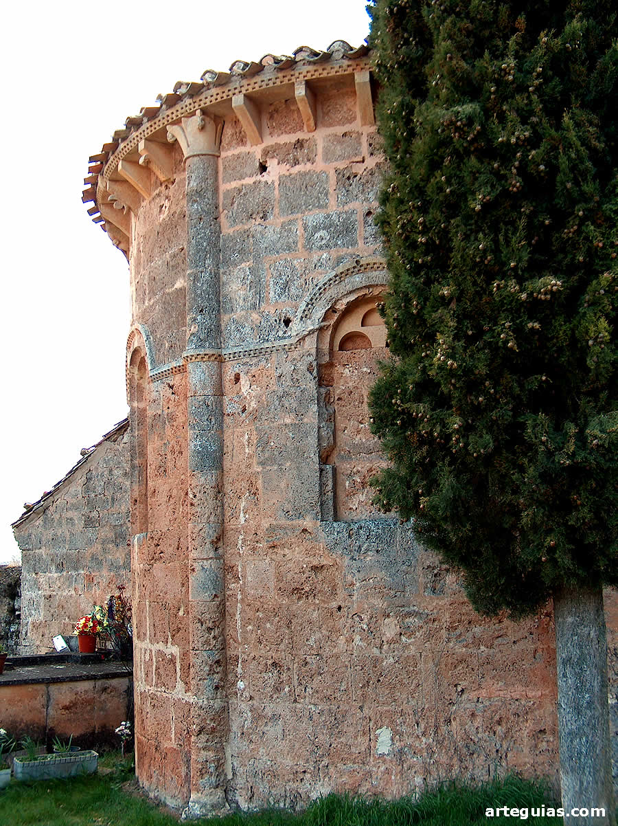 Ábside de sillería de piedra toba porosa
