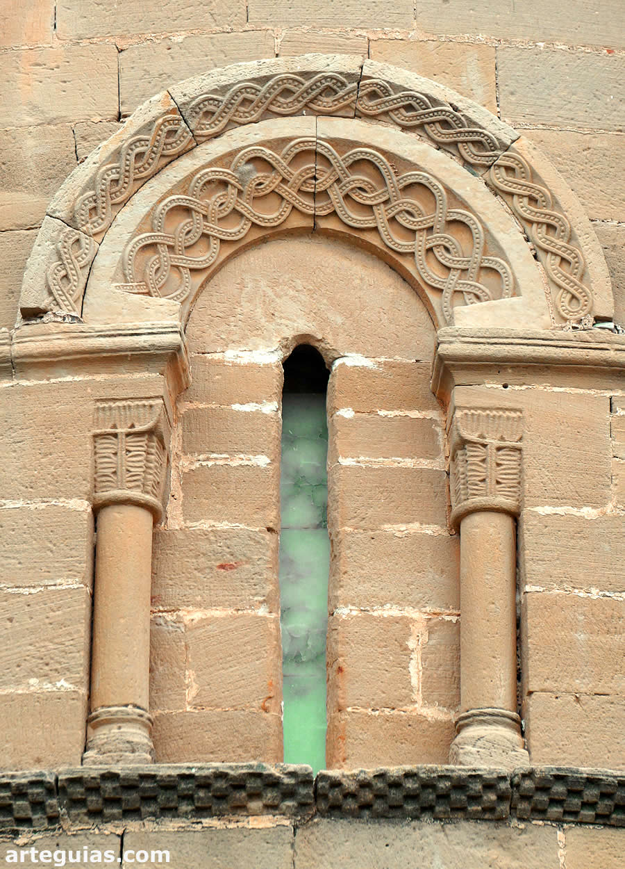 Ventanal meridional del ábside de la iglesia
