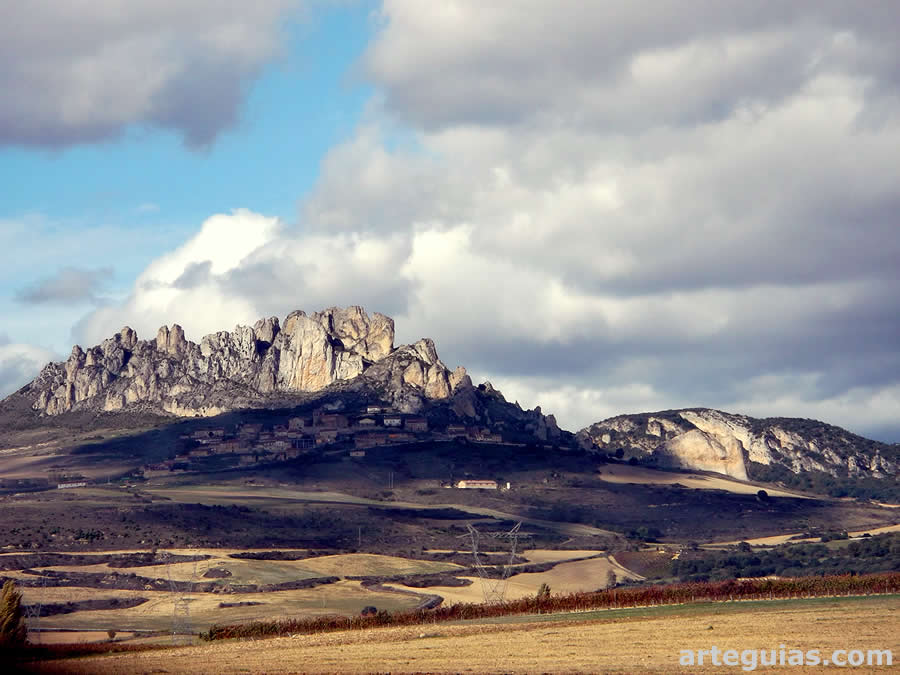 Paisaje de los Obarenes y el río Tirón