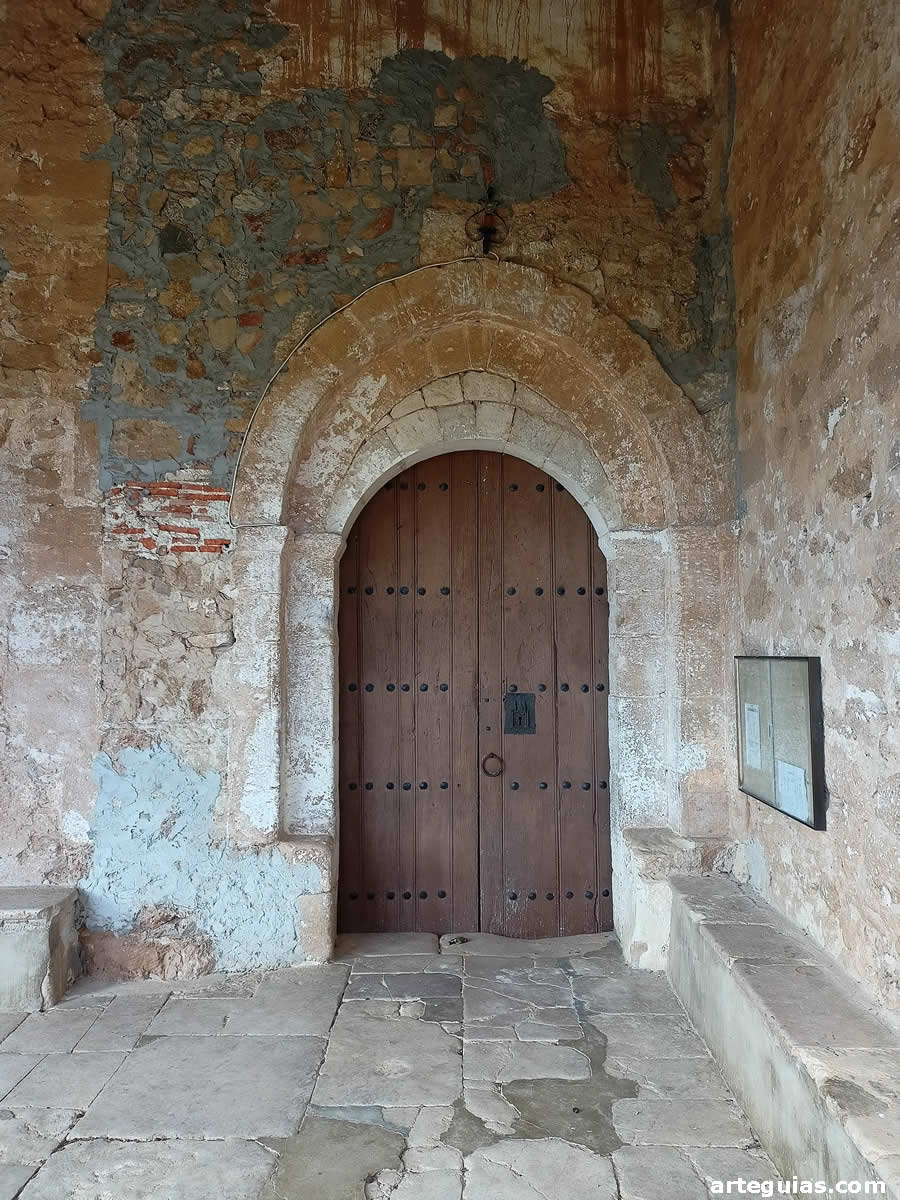 Puerta de ingreso, de aspecto bastante feo