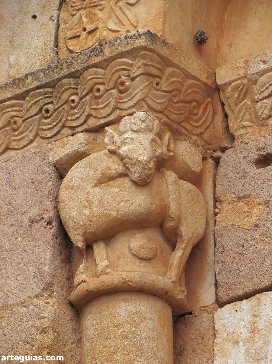 Capitel del ventanal románico