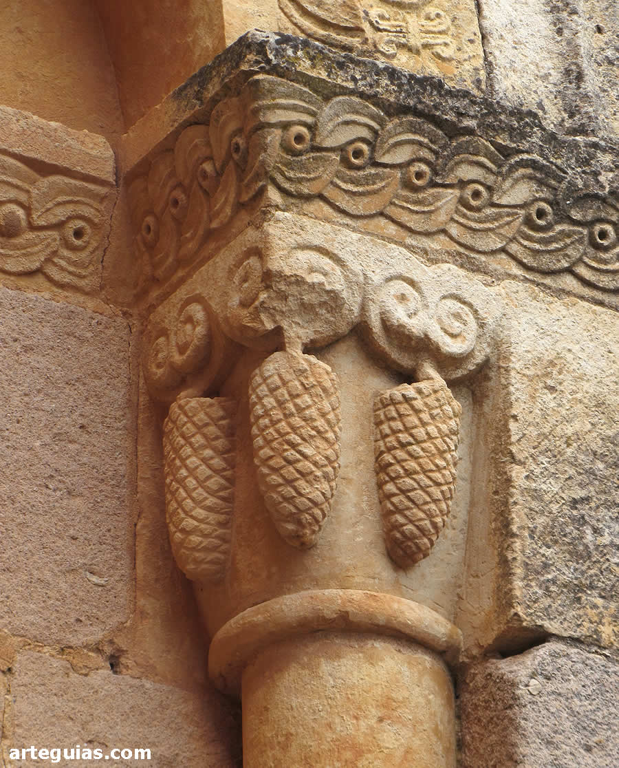 Capitel de piñas