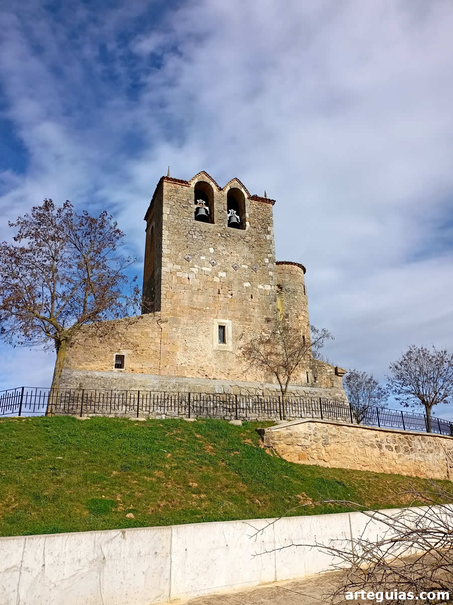Vista de la iglesia desde el oeste con el campanario en primer plano