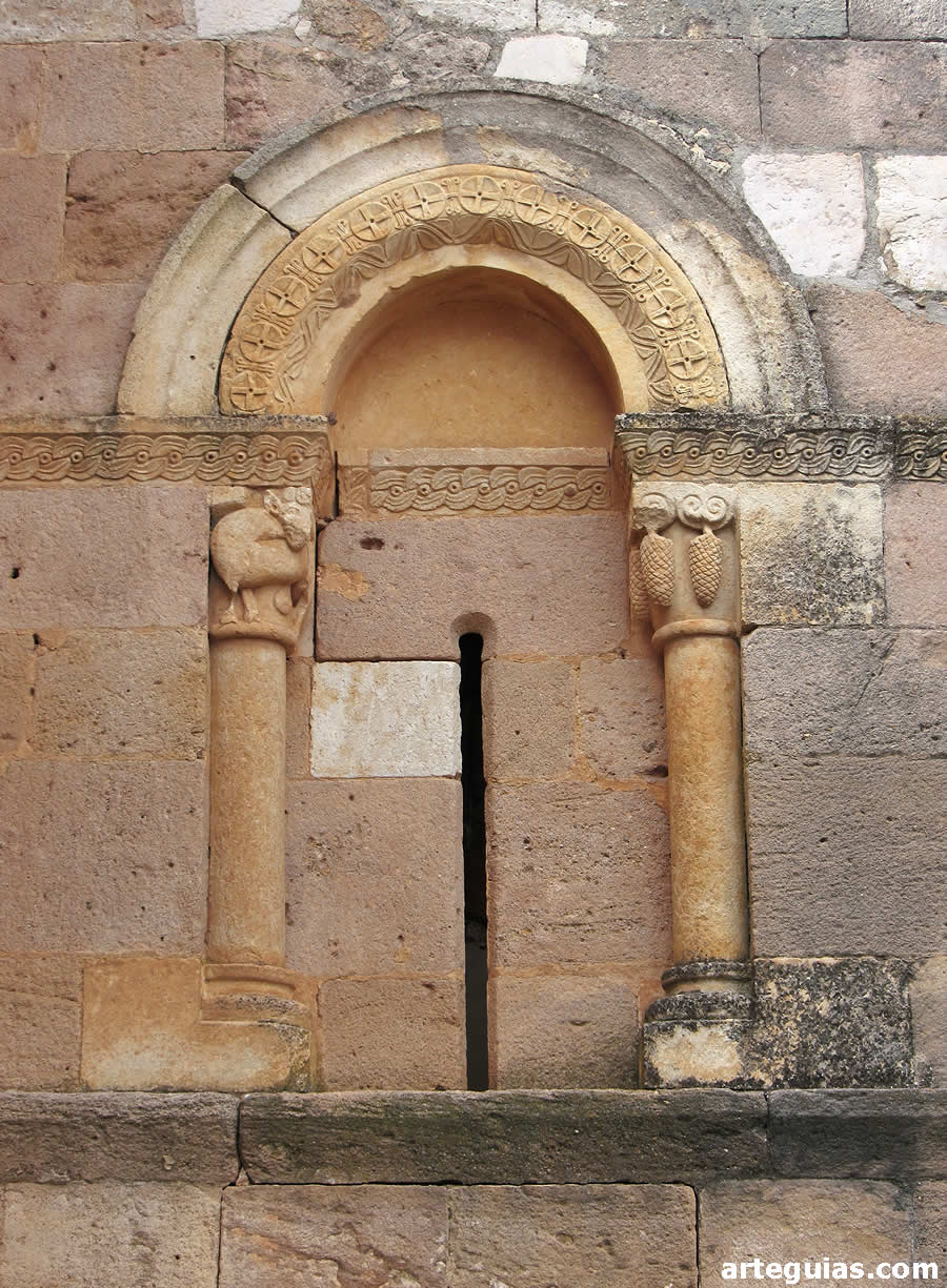 Iglesia de Castrillo de Riopisuerga: ventanal meridional del presbiterio
