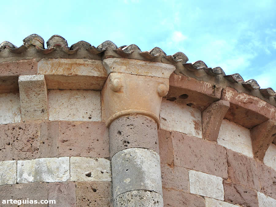 Iglesia de Castrillo de Riopisuerga. Alero con cenecillos lisos y capiteles sencillos