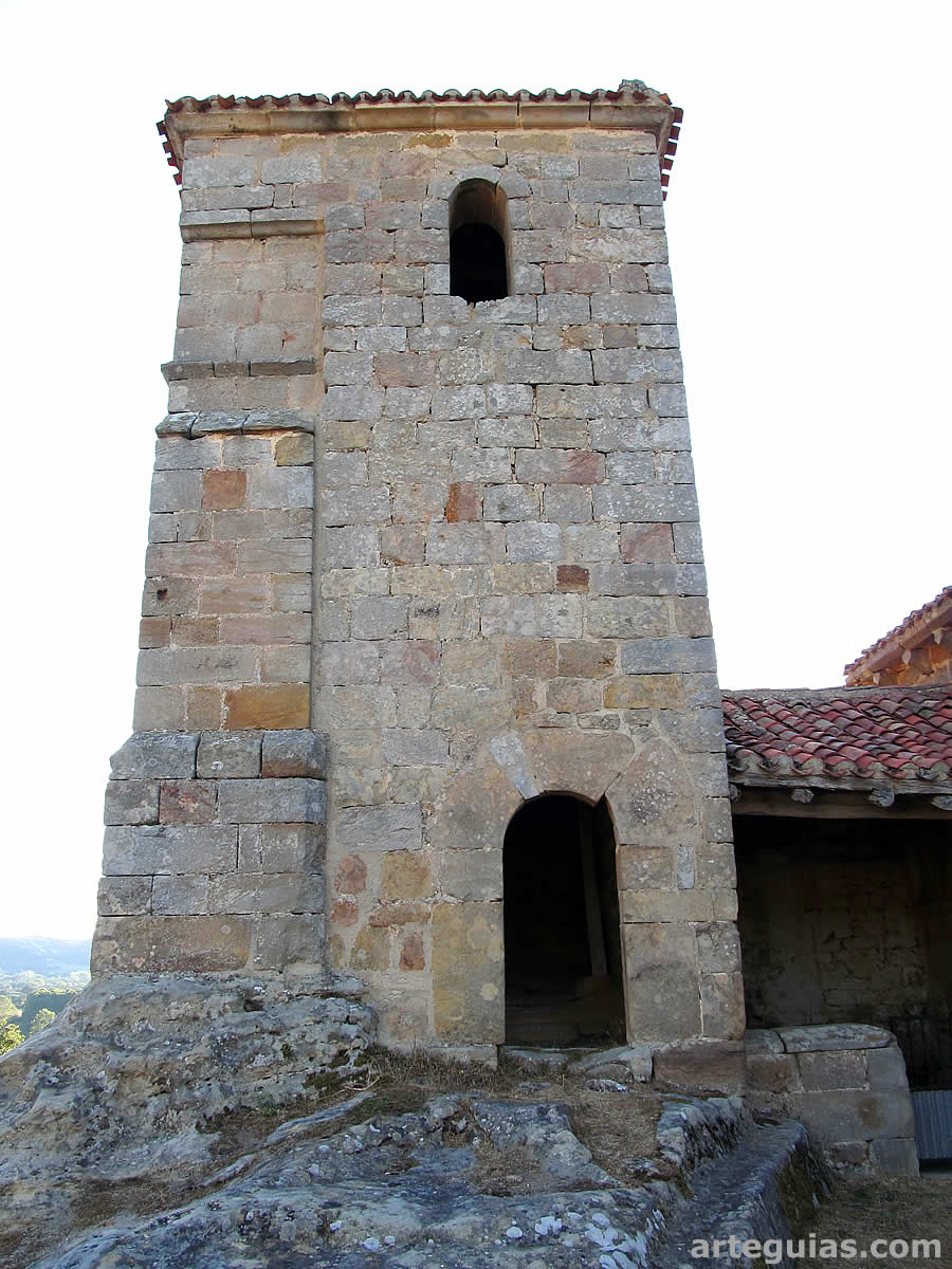 El campanario tipo torre construido a partir de una espadaña