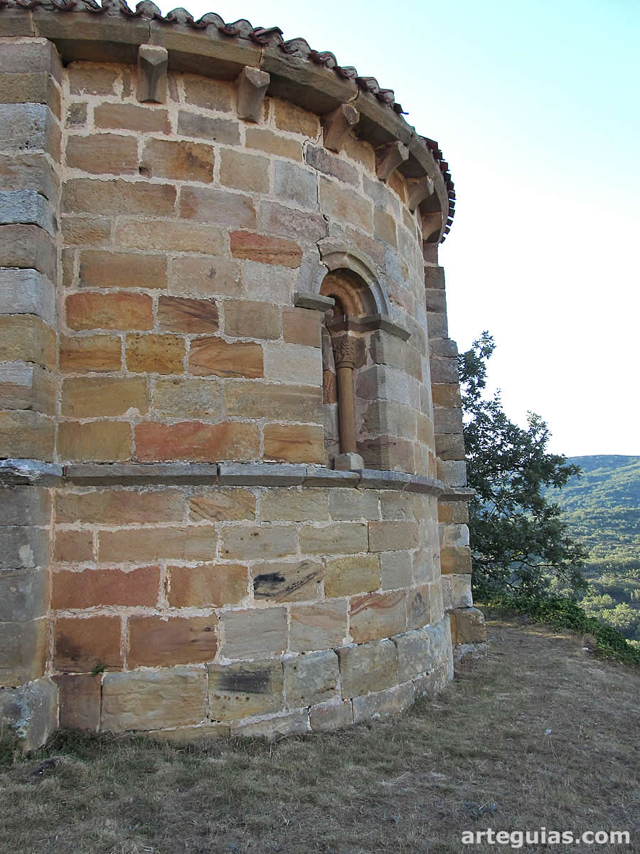 Ábside de la iglesia de Castrillo de Valdelomar, Cantabria