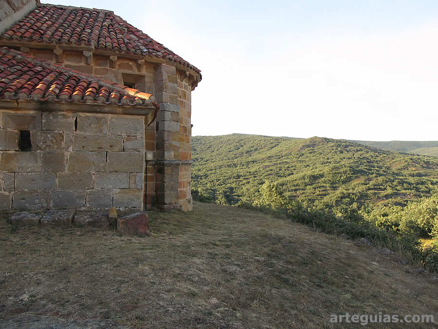 La iglesia de Castrillo de Valdelomar rodeado de bosque