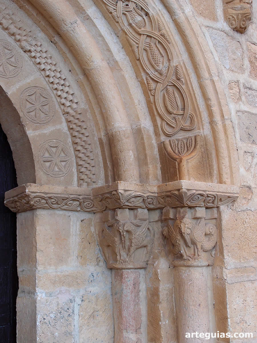 Conformaci&oacute;n de la puerta de la iglesia de Cerezo de Abajo: arquivoltas y columnas