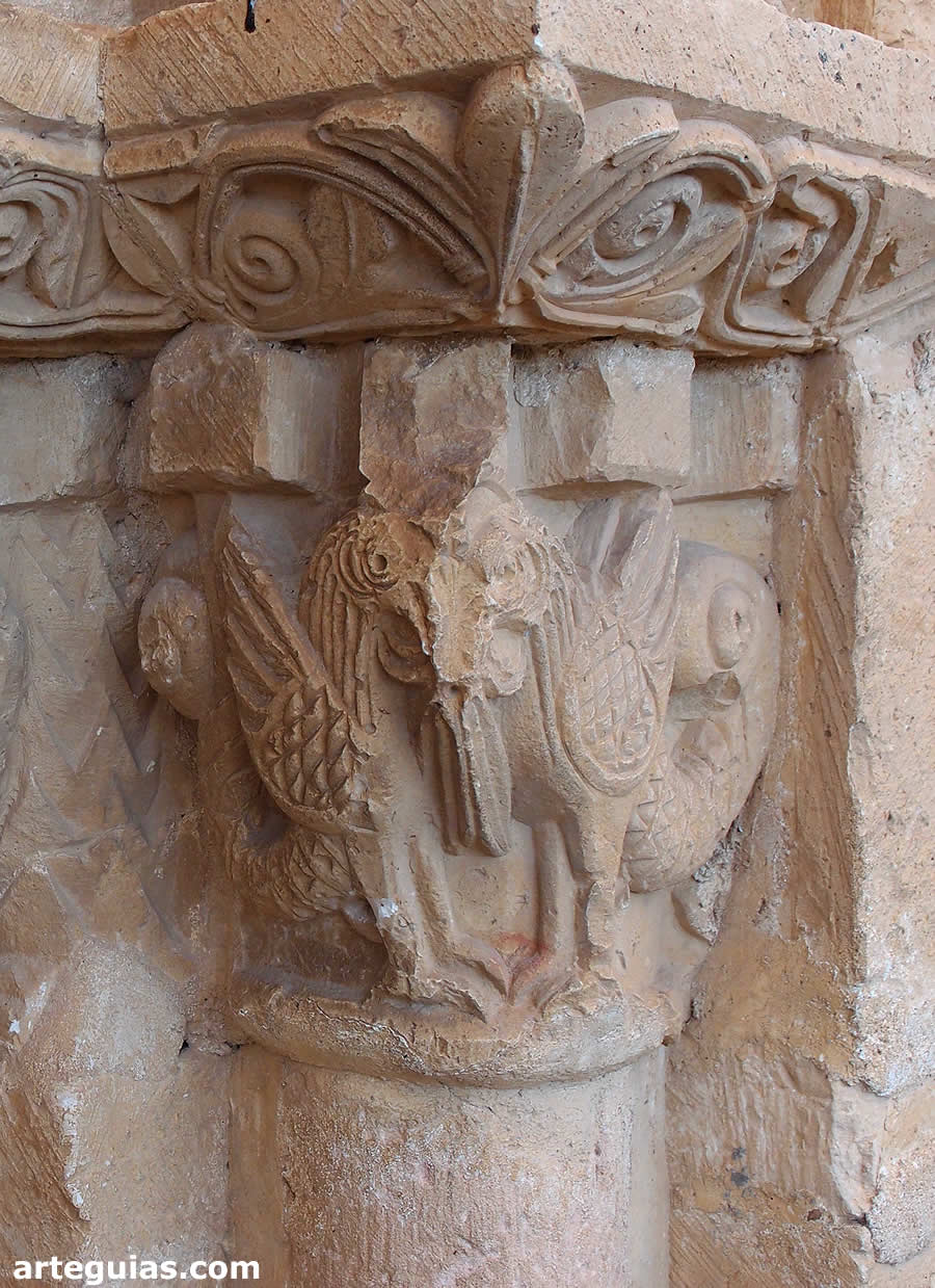 Capitel con pareja de basiliscos