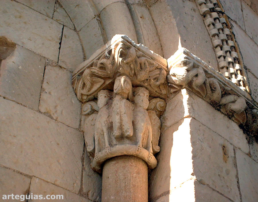 Capitel con sirenas
