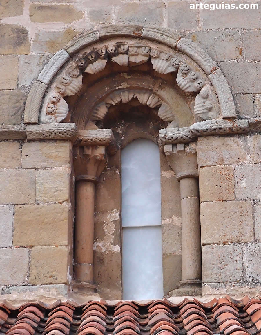 Iglesia de Cillamayor, Palencia: ventanal del muro sur