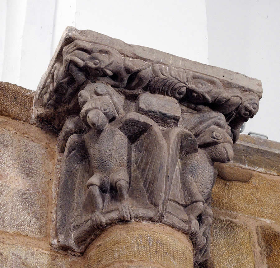 Capitel con águilas