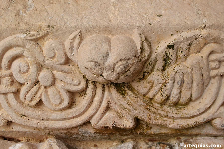 Los cimacios de los capiteles también están muy decorados. Green Man