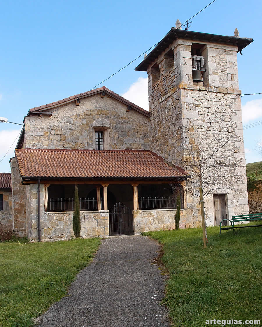 Fachada oeste y su torre campanario