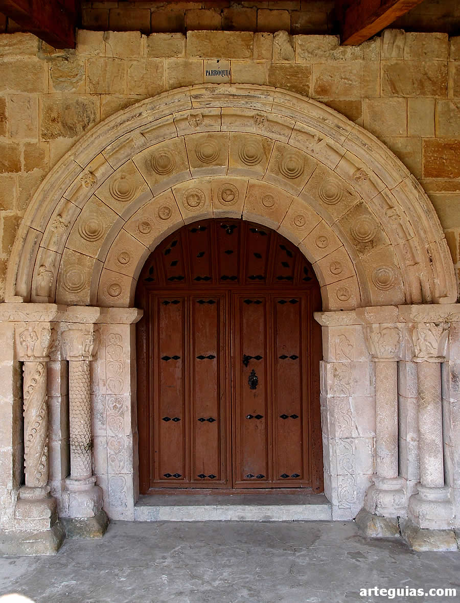 La célebre portada del templo parroquial de Colina de Losa, Burgos