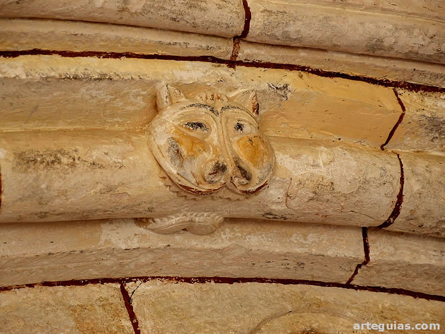 Felino "mordiendo" un baquetón en una de las arquivoltas