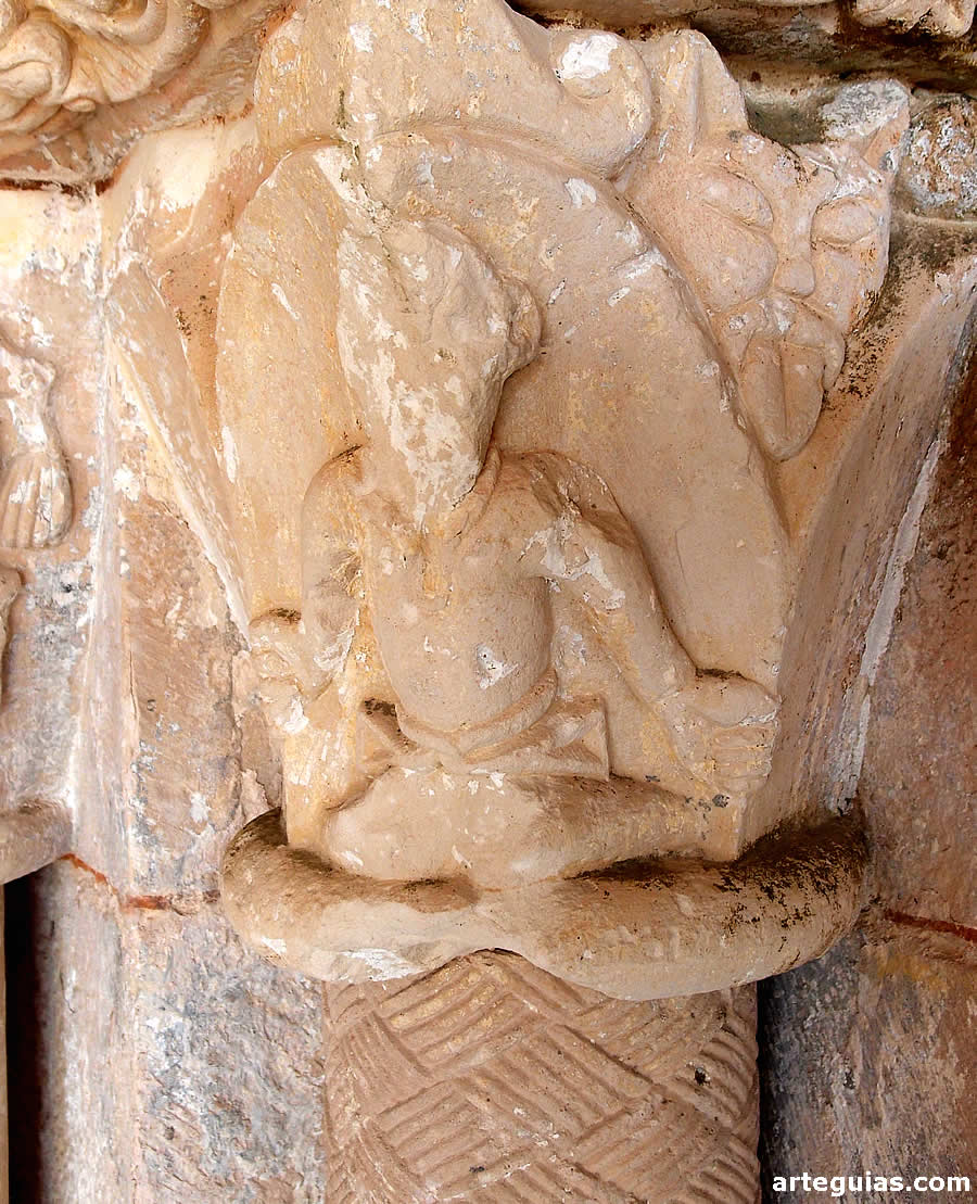 Capiyel con una persona sentada o arrodillada en el suelo