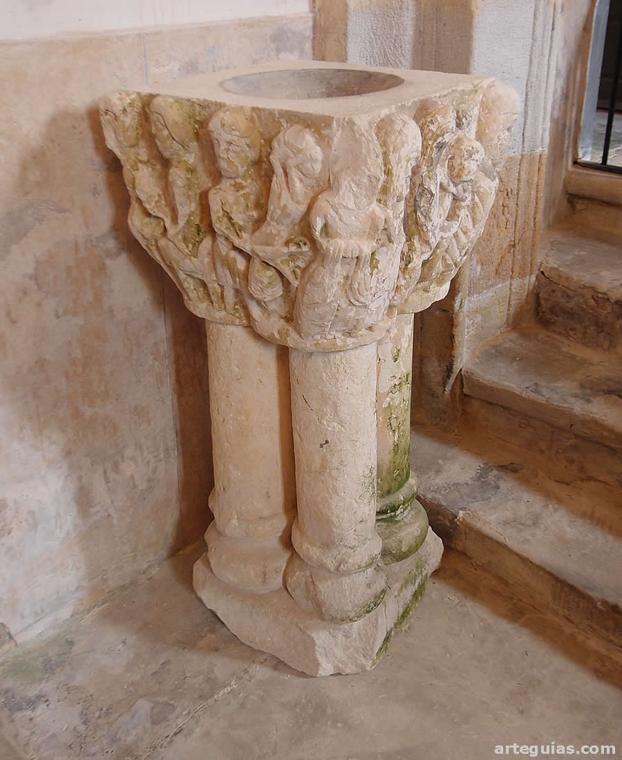Pila benditera con relieves románicos