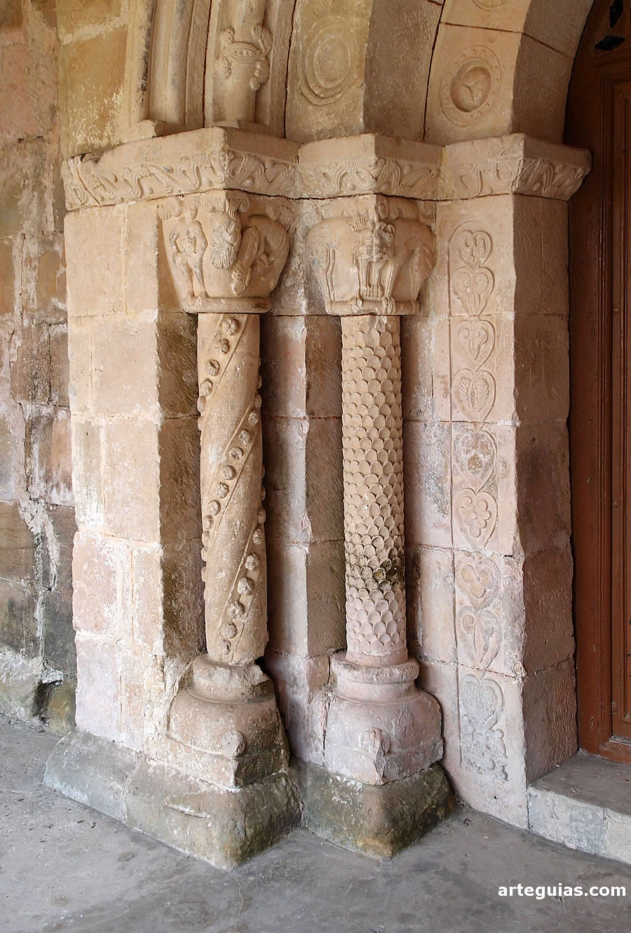 Las columnas de la portada están decoradas con relieves