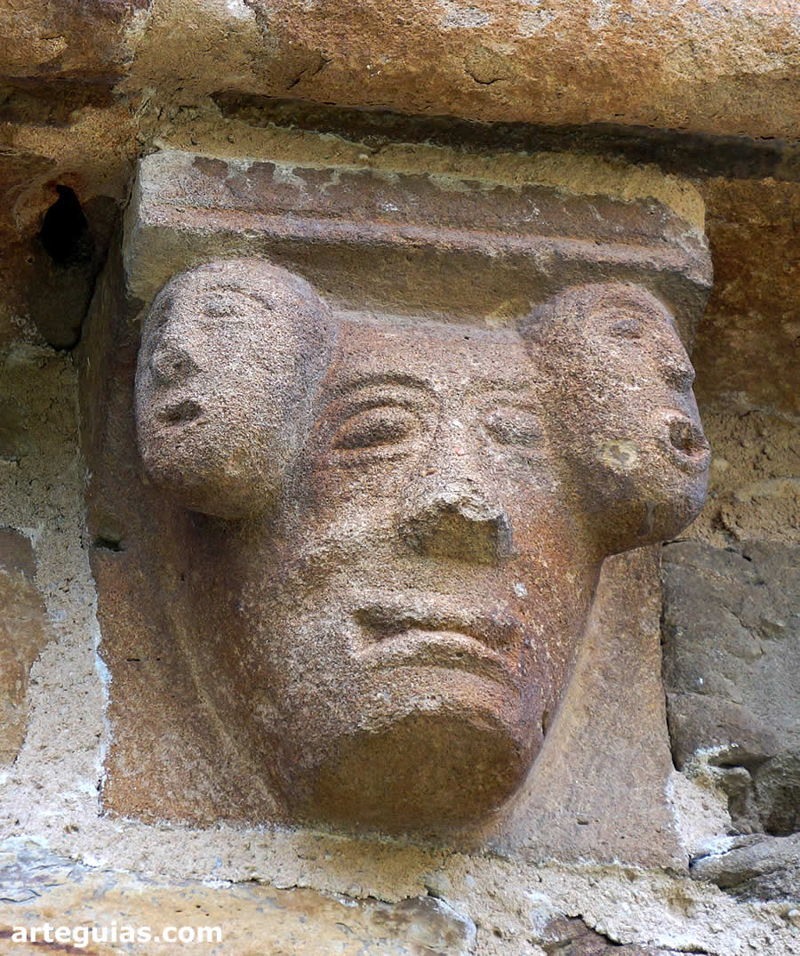 Canecillo con tres cabezas humanas