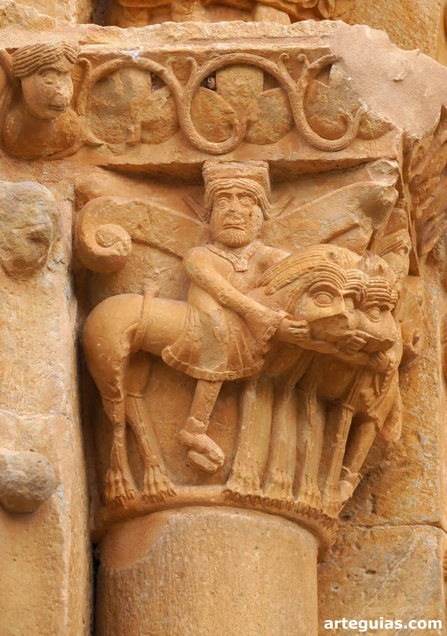 Uno de los cuatro capiteles de esta puerta rom&aacute;nica