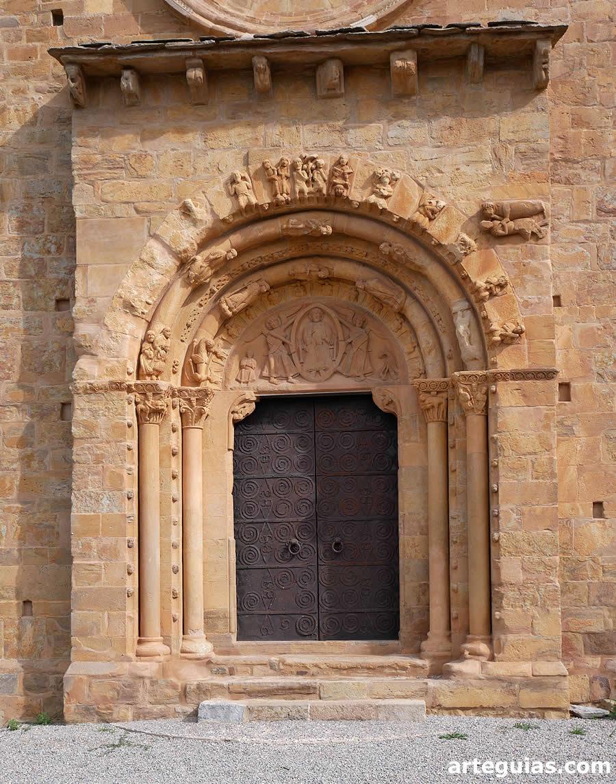 Portada de la iglesia de Covet