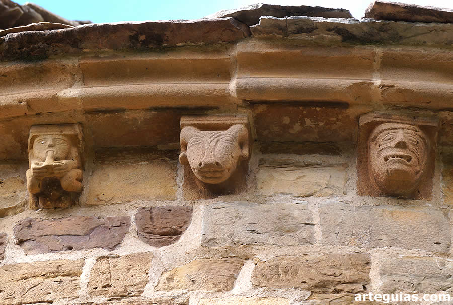 Tres canecillos del &aacute;bside principal