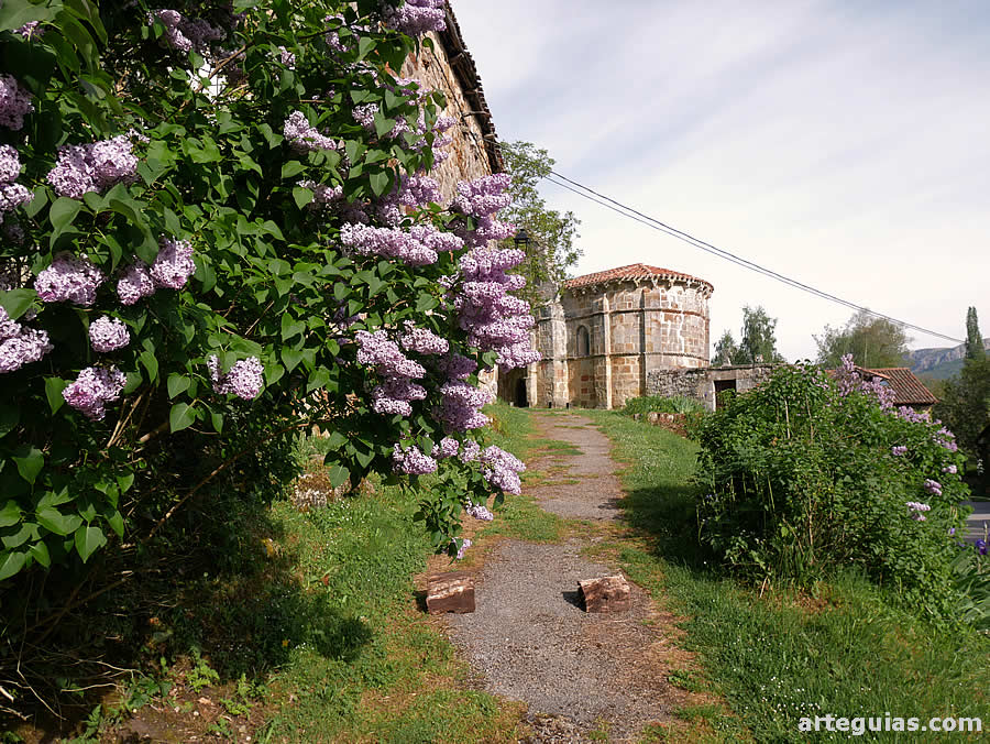 La iglesia rom&aacute;nica de Crespos (Burgos) rodeada del verdor primaveral del Valle de Manzanedo