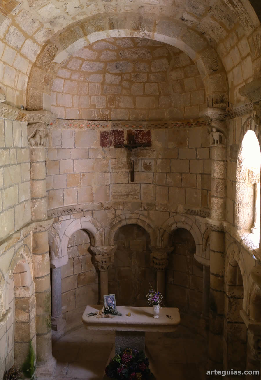 Iglesia de Crespos: otra imagen del interior de la cabecera