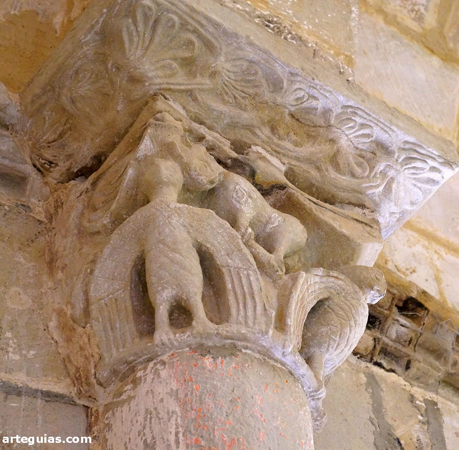 Capitel donde se combinan aves y leones