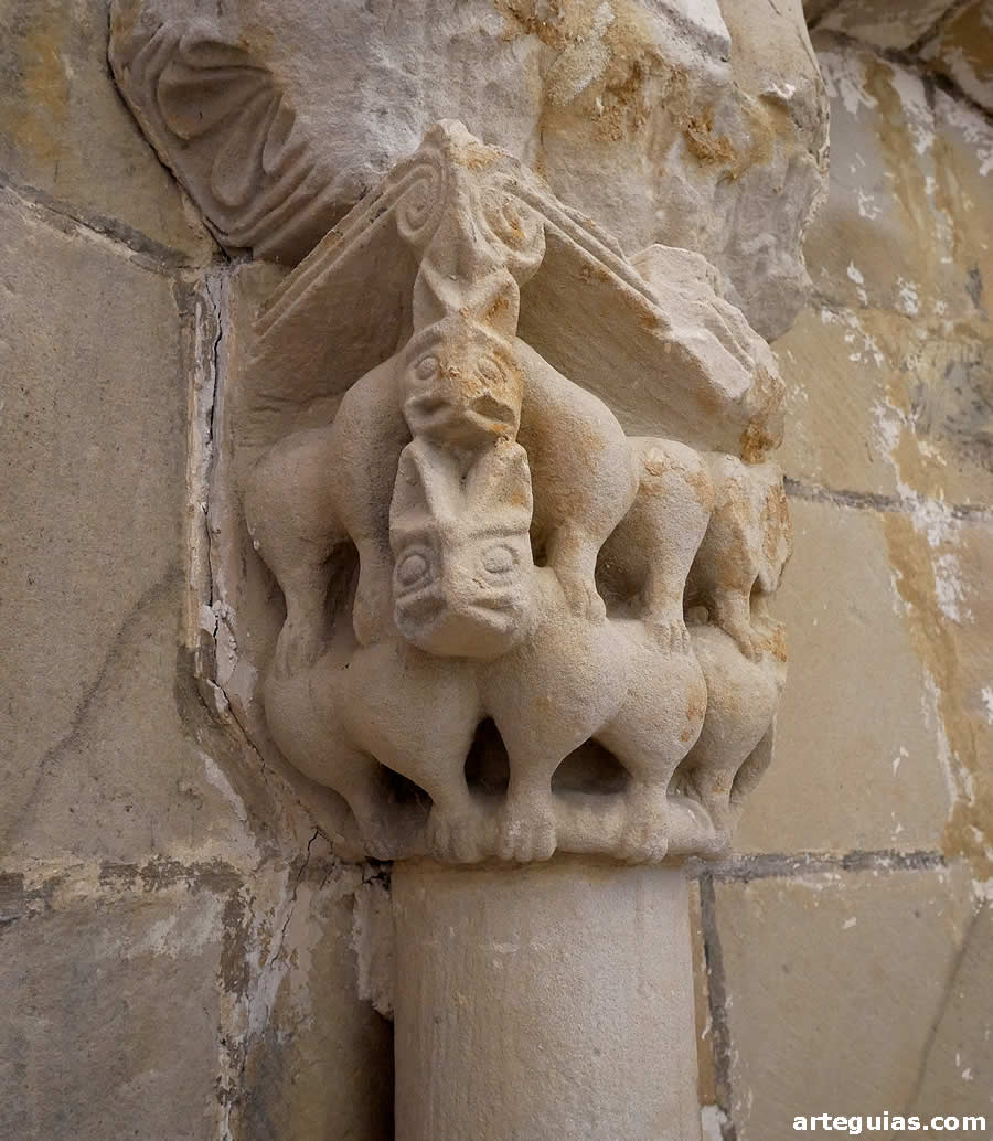Uno de los capiteles de la arquer&iacute;a mural con leones superpuestos a otros