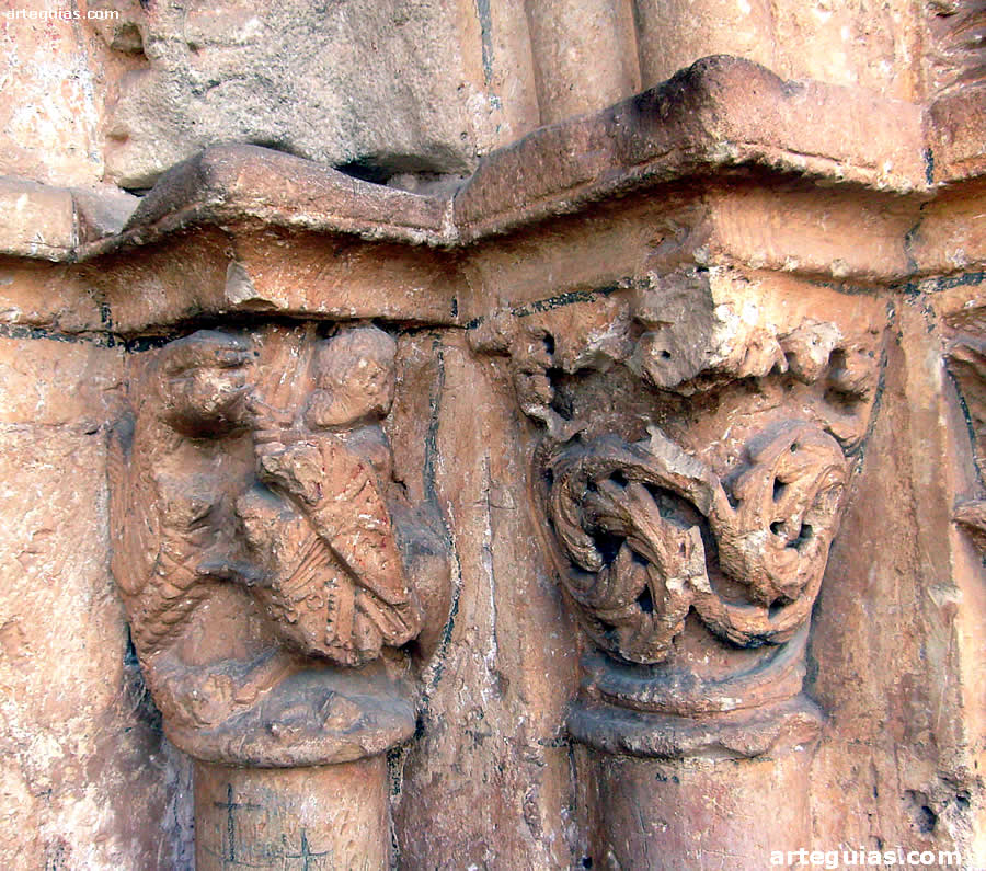 Uno de estos capiteles muestra el combate entre un aballero y un drag&oacute;n