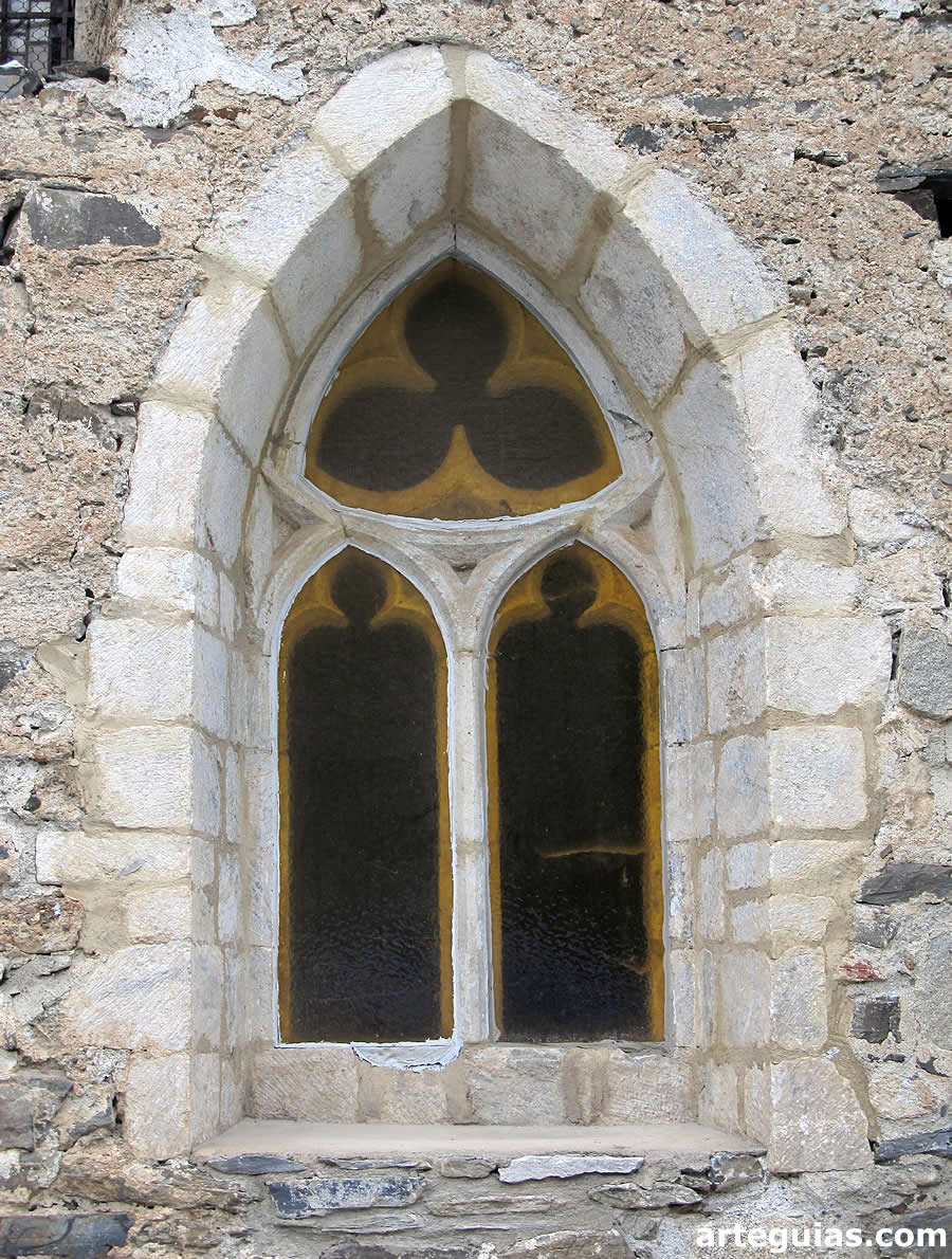 Ventanal gótico de iluminación de la nave