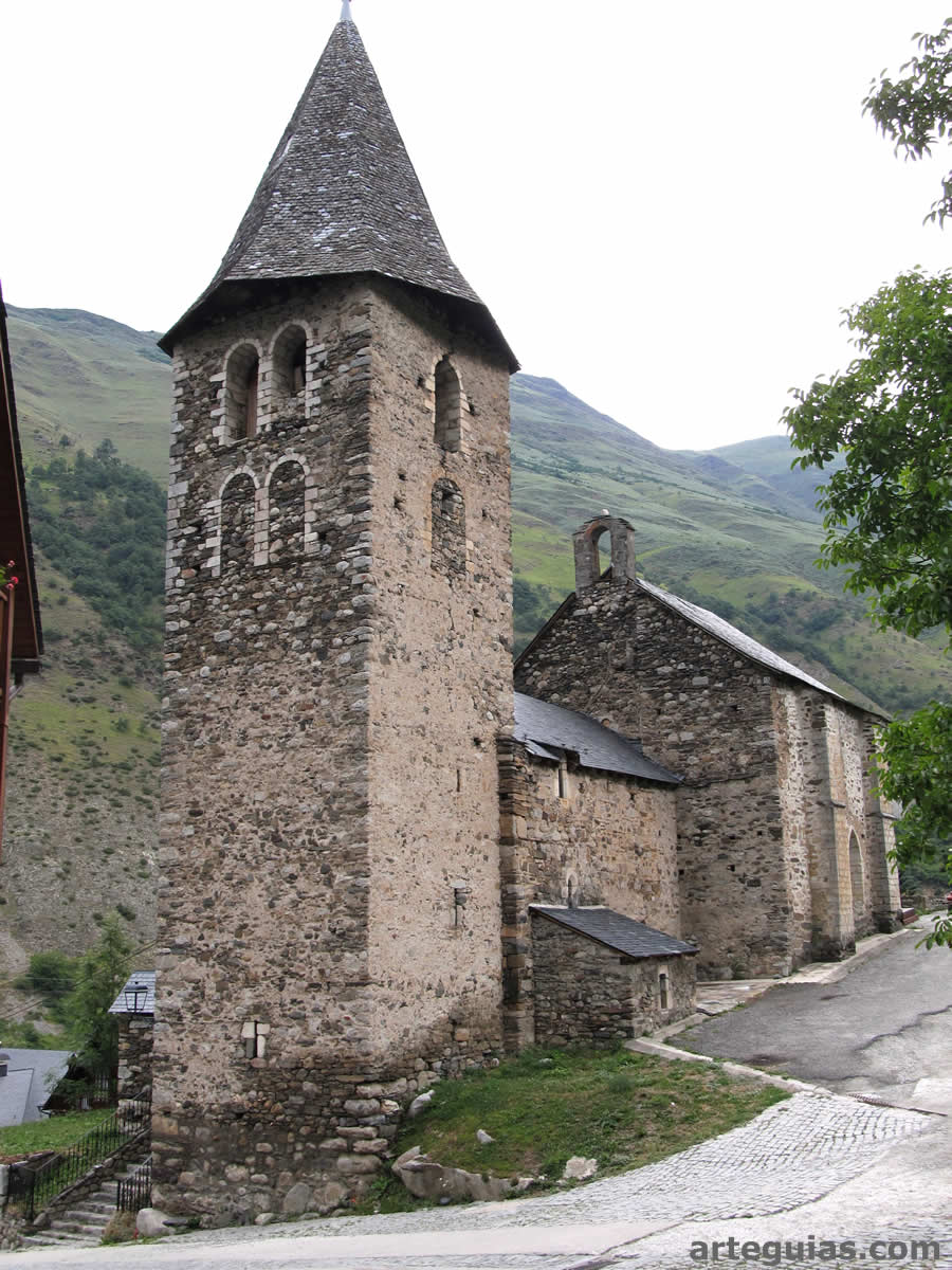La iglesia de Escunhau desde el suroeste