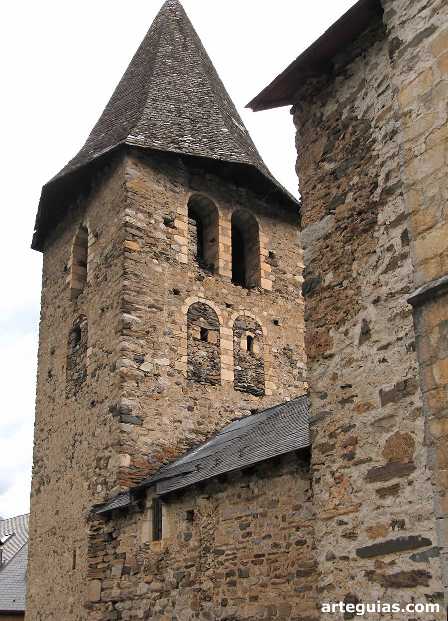 Torre campanario de la iglesia