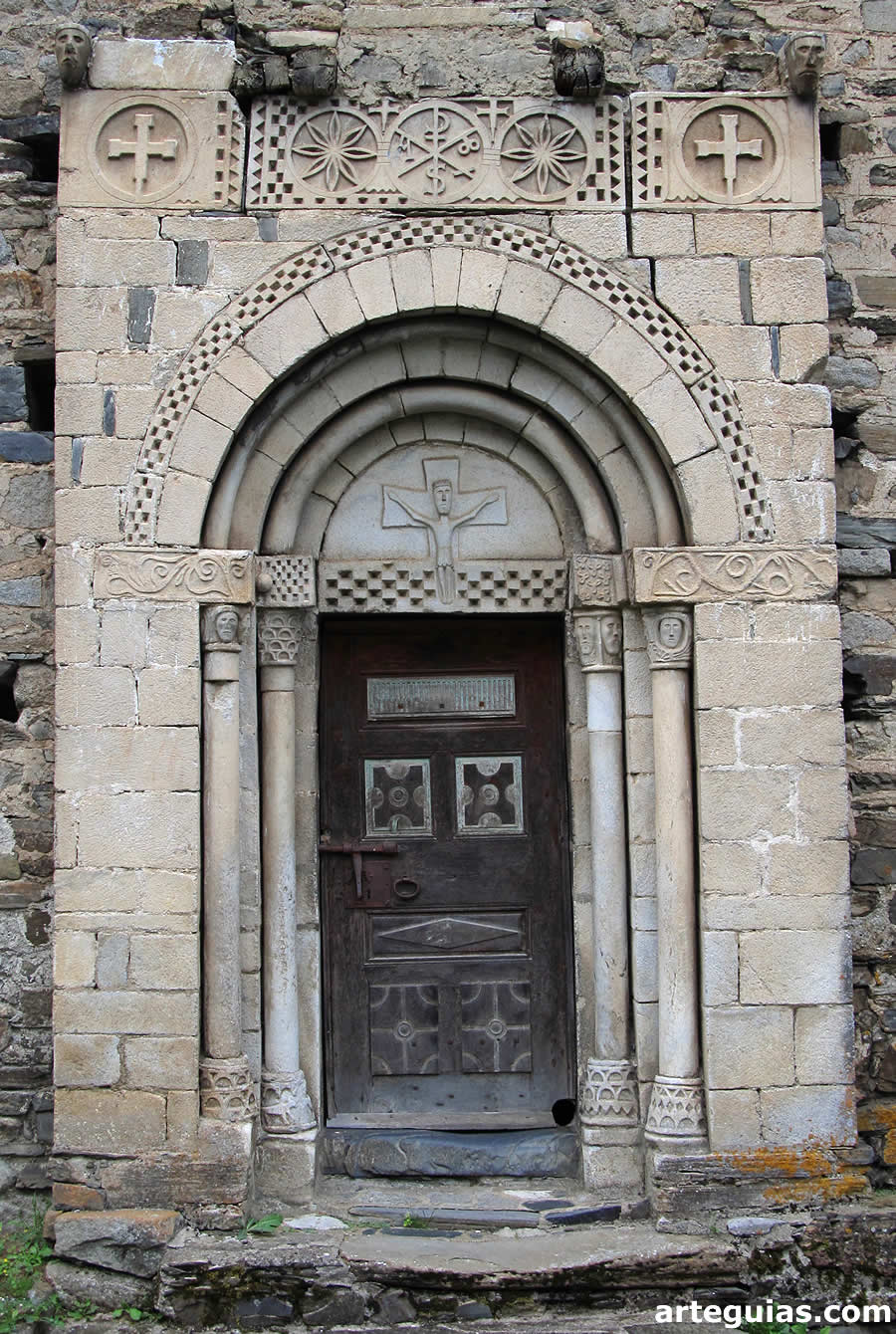 Iglesia de Escunhau: puerta románica