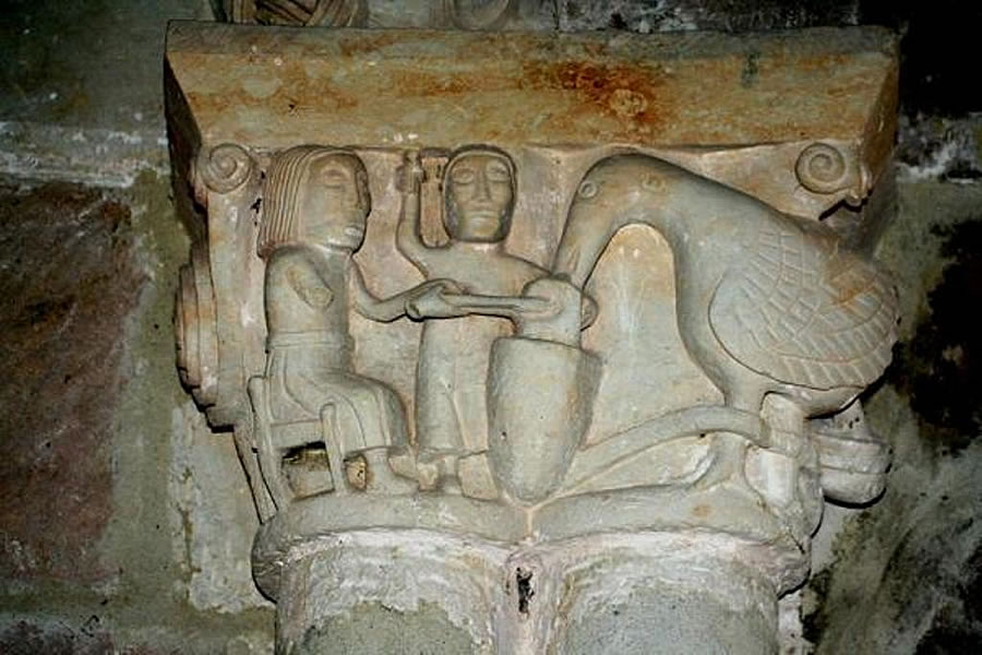 Capitel de muy extraña iconografía