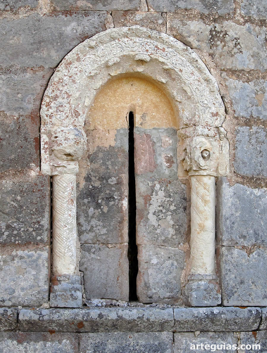Iglesia de Fuente Úrbel: ventanal del ábside