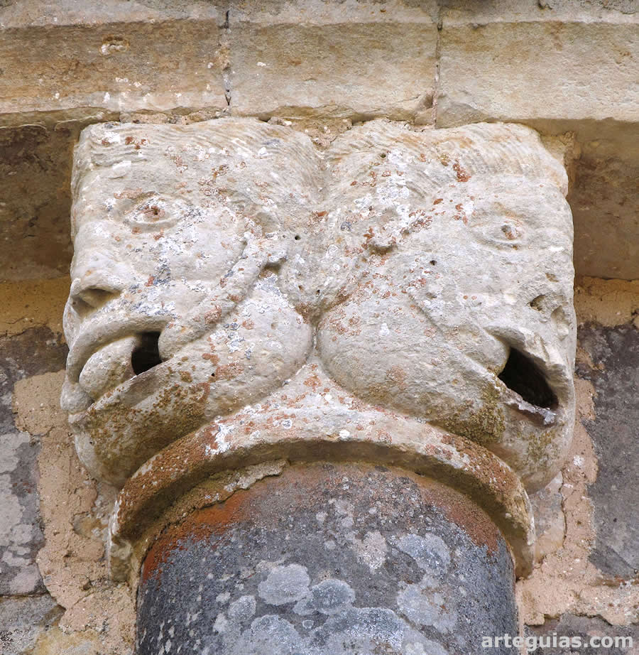 Capitel del ábside con dos mascarones y serpientes