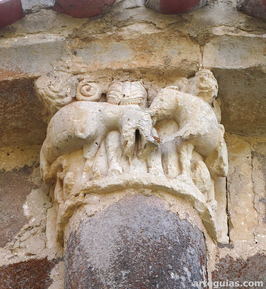 Capitel de una columna exterior del ábside