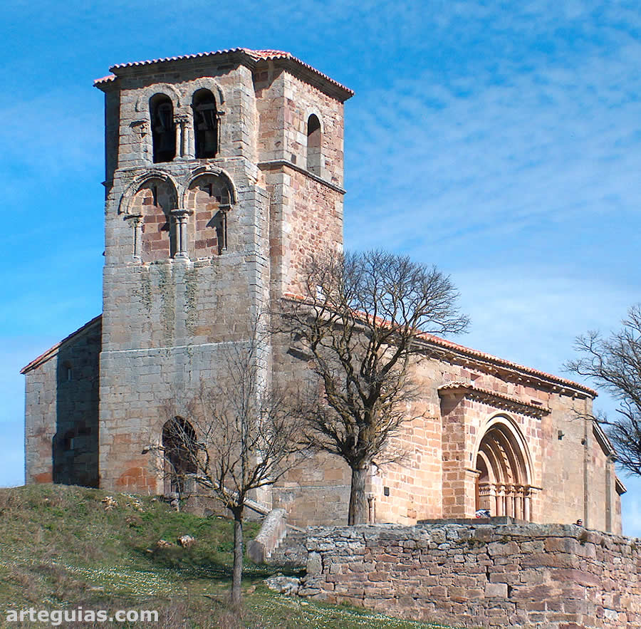 Primer plano de la iglesia de Santa María la Real de Las Henestrosas de las Quintanillas desde la lejanía