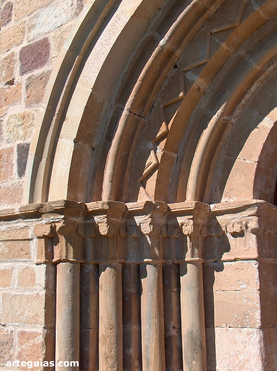 Columnas y arquivoltas de la puerta