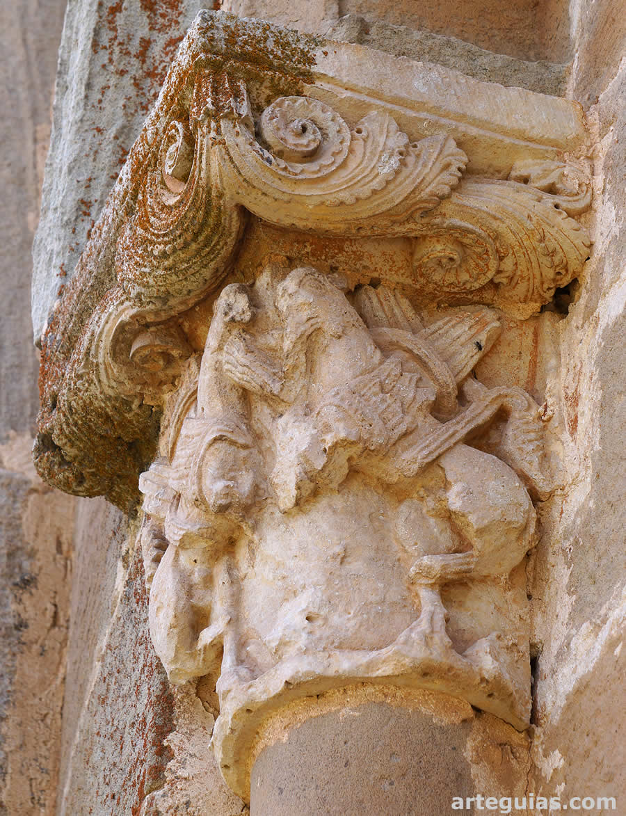 Capitel con grifos del ventanal del ábside