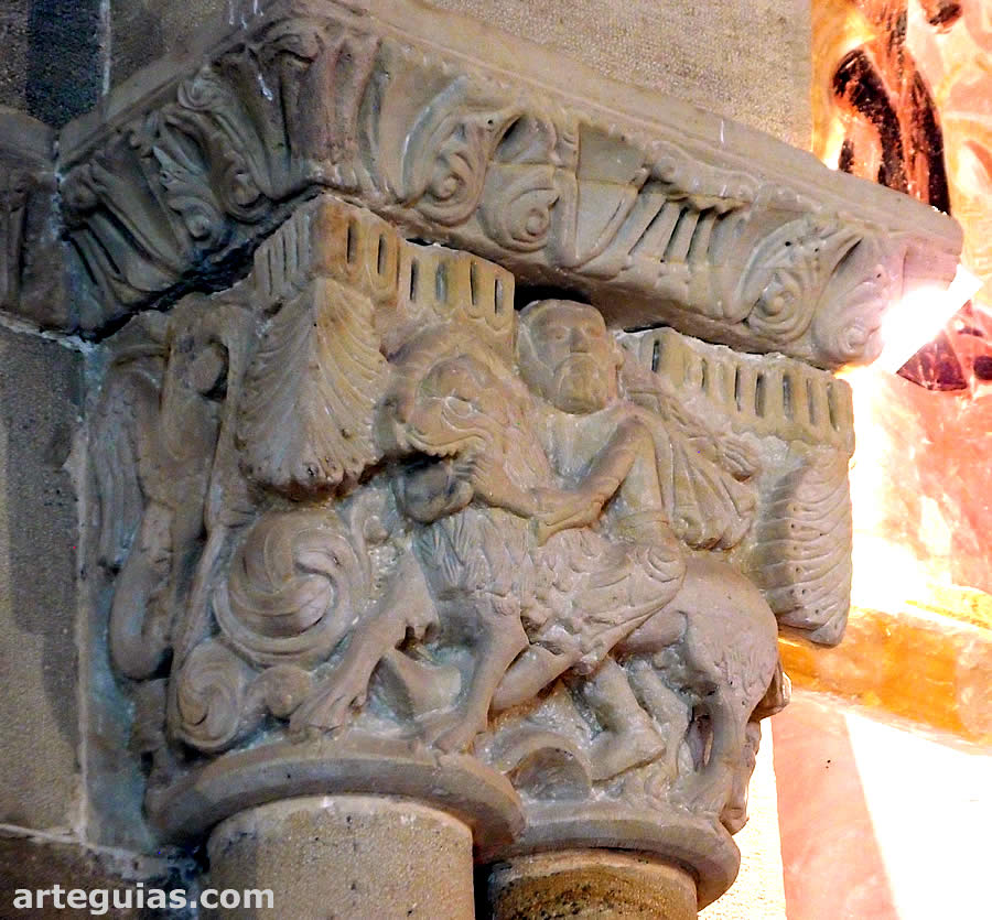 Capitel del arco triunfal: Sansón desquijarando al león