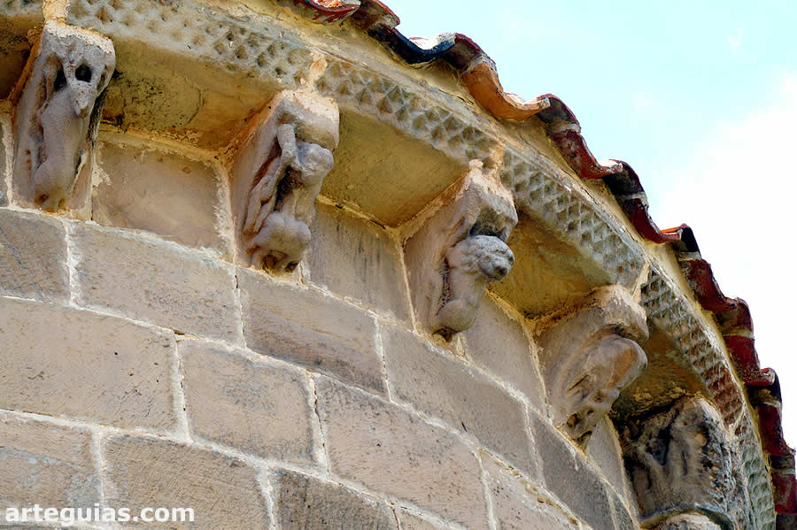 Corona de canecillos del ábside