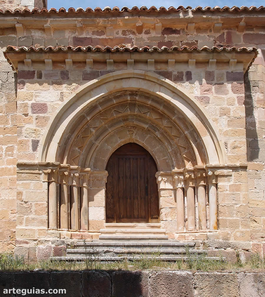 Puerta de la iglesia de Santa María la Real de Las Henestrosas de las Quintanillas