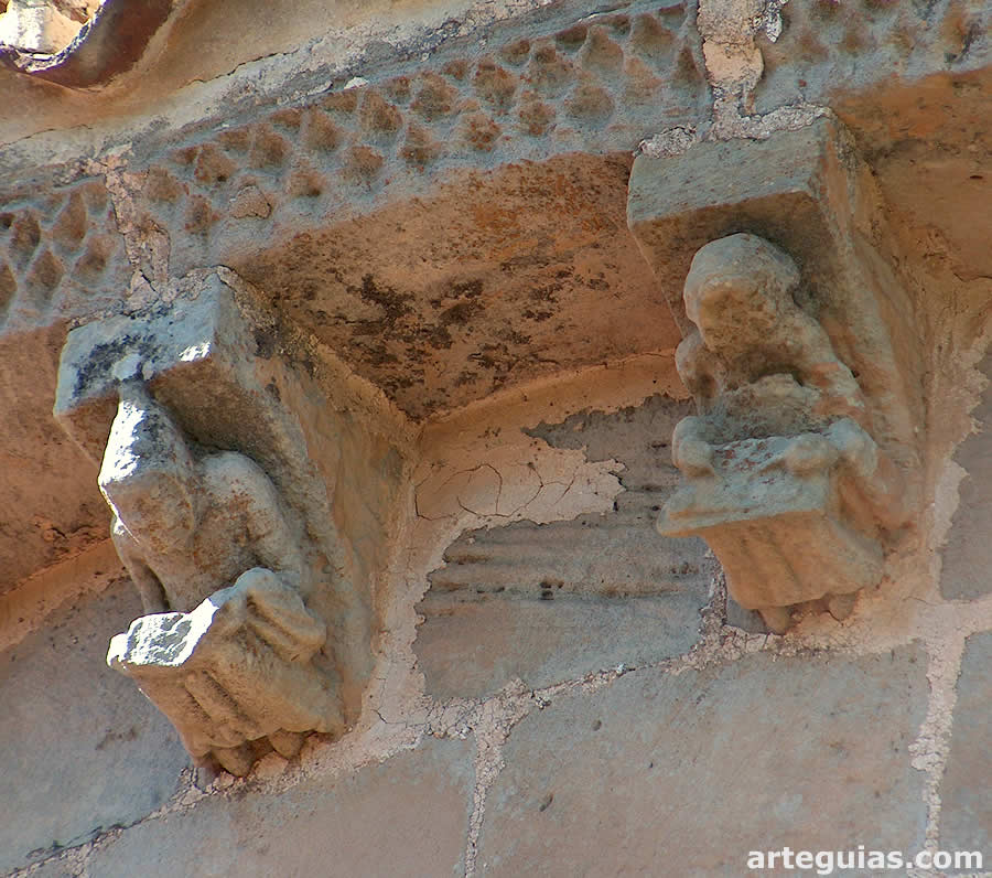 Dos canecillos de clérigos