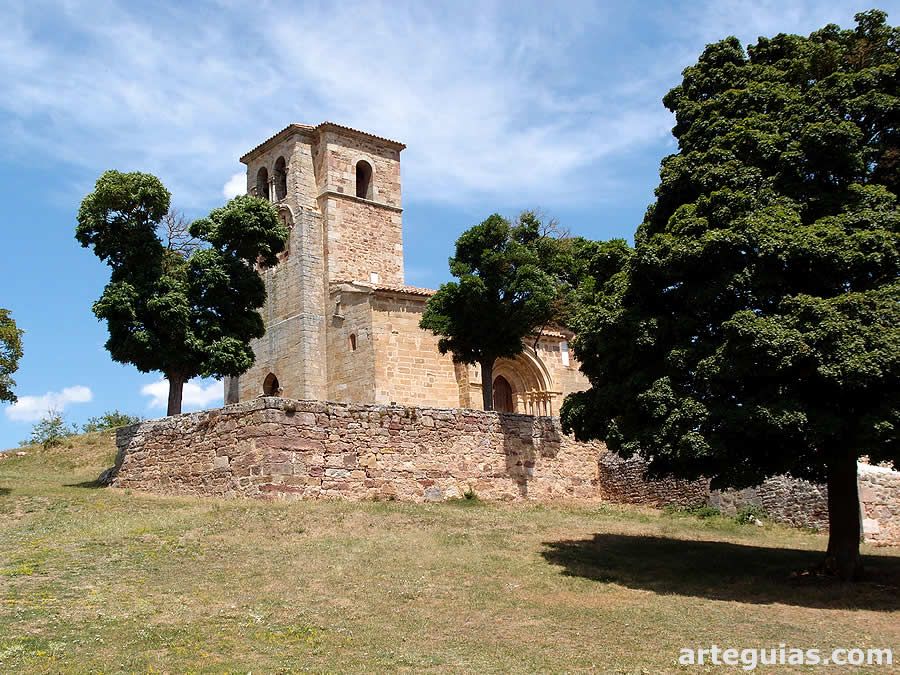 La iglesia de Santa María la Real de Las Henestrosas de las Quintanillas desde el suroeste