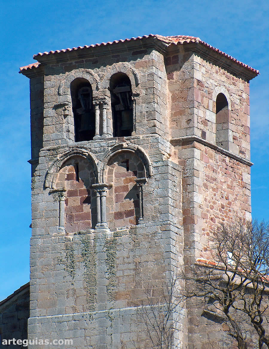 Campanario de la iglesia construida a partir de una espadaña románica